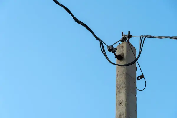 Odszkodowanie za słup energetyczny na działce - Ile i jak?