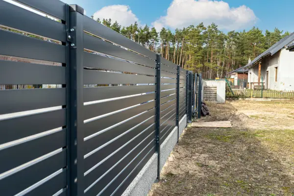 Ile kosztuje ogrodzenie działki? Sprawdź ceny i opcje materiałów