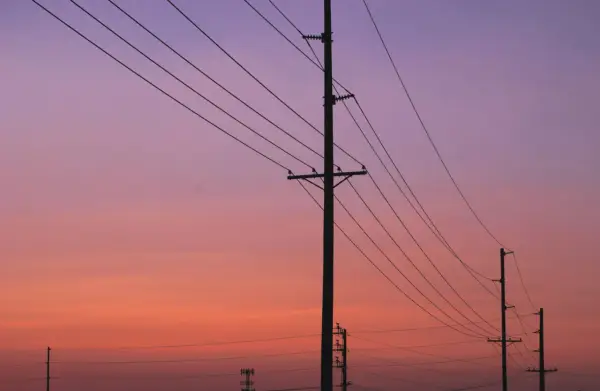 Ile za słup energetyczny na działce? Sprawdź swoje prawa do odszkodowania