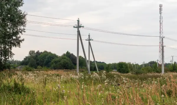 Ile pieniędzy za słup na działce - odszkodowanie i służebność?