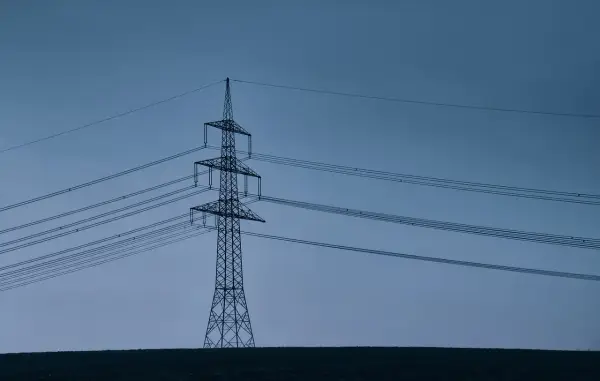 Ile odszkodowania za słupy energetyczne - sprawdź kwoty!