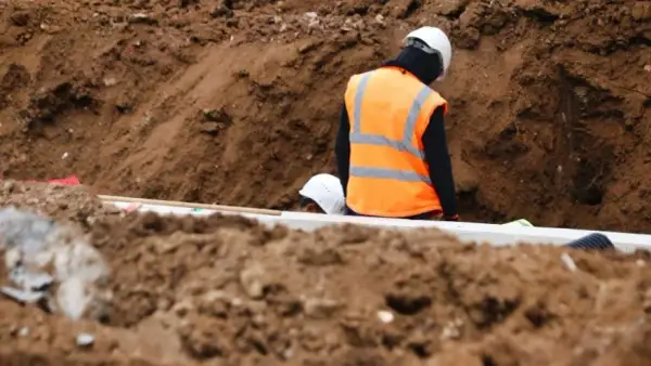Jak głęboko kabel elektryczny na działce? Oto ważne normy i porady