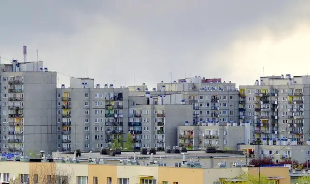 Szare bloki mieszkalne, typowe dla osiedli z PRL-u. Zastanawiasz się, ile kosztuje wykupienie mieszkania komunalnego w takim miejscu?