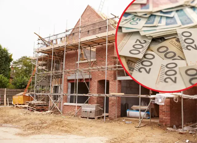 Budowa domu w toku, rusztowania i cegły. W tle stos polskich banknotów, symbolizujący sprawdzanie pozwolenia na budowę i koszty inwestycji.