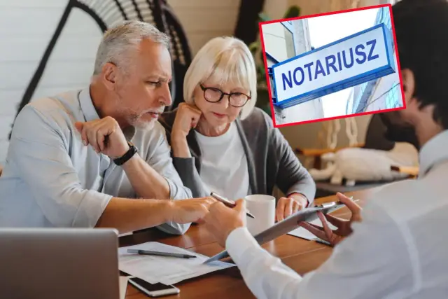 Starsze małżeństwo u notariusza omawia umowę dożywocia. To umowa, w której jedna strona przenosi własność nieruchomości w zamian za dożywotnie utrzymanie.